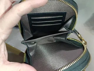 Bandolera negra con correa estampada