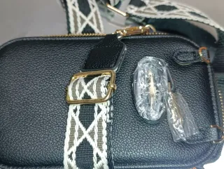 Bandolera negra con correa estampada