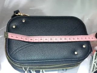 Bandolera negra con correa estampada