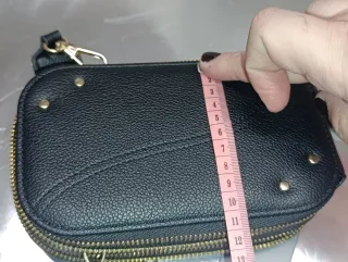 Bandolera negra con correa estampada