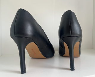 Zapatos de salón negros tacón fino elegantes