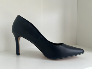 Zapatos de salón negros tacón fino elegantes