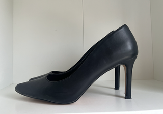 Zapatos de salón negros tacón fino elegantes