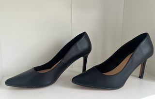 Zapatos de salón negros tacón fino elegantes