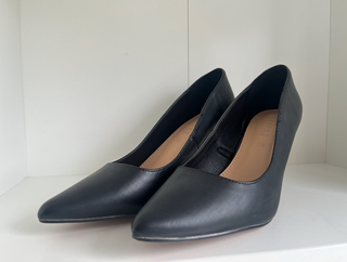 Zapatos de salón negros tacón fino elegantes