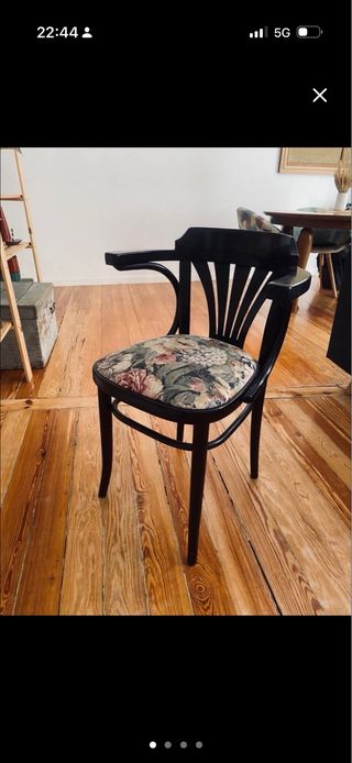 Silla de madera con asiento estampado
