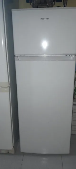 Nevera pequeña blanca, usada solamente un mes