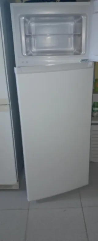 Nevera pequeña blanca, usada solamente un mes