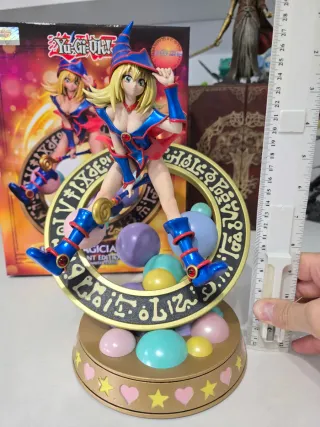 Figura Maga Oscura Vibrant Edition F4F