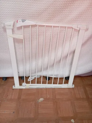 Barrera de seguridad infantil blanca