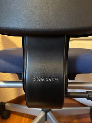 Silla ergonómica Steelcase azul y negra