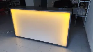 Mostrador iluminado con frontal metacrilato