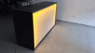 Mostrador iluminado con frontal metacrilato
