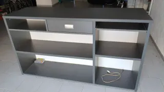 Mostrador iluminado con frontal metacrilato