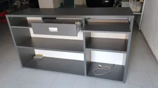 Mostrador iluminado con frontal metacrilato