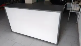 Mostrador iluminado con frontal metacrilato
