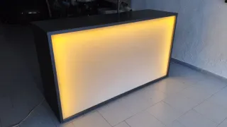 Mostrador iluminado con frontal metacrilato