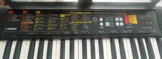 Teclado Yamaha con soporte