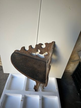 Estantería de esquina de madera