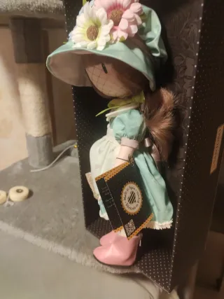 Muñeca Gorjuss con sombrero floral