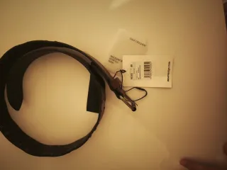 Cinturón de piel marrón con tachuelas