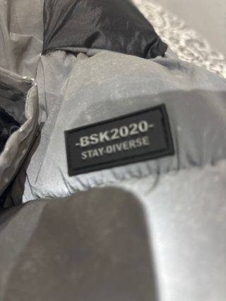 Chaqueta Bershka reflectante gris y negra