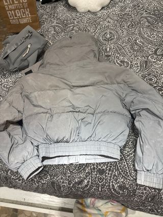 Chaqueta Bershka reflectante gris y negra
