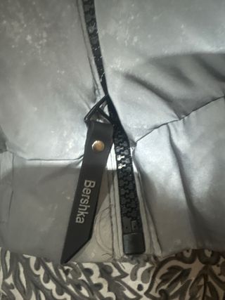 Chaqueta Bershka reflectante gris y negra