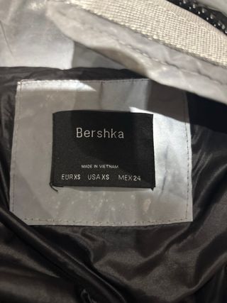 Chaqueta Bershka reflectante gris y negra
