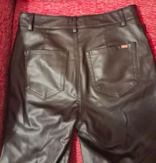 Pantalones de cuero Zara negros