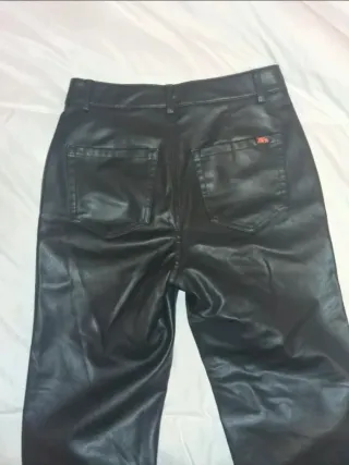 Pantalones de cuero Zara negros