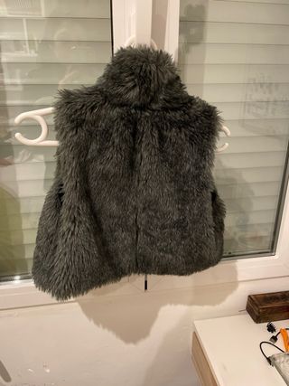 Chaleco pelo gris Stradivarius Talla M