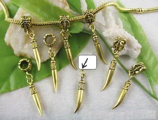 lote 43 Colgantes diseño colmillo oro envejecido