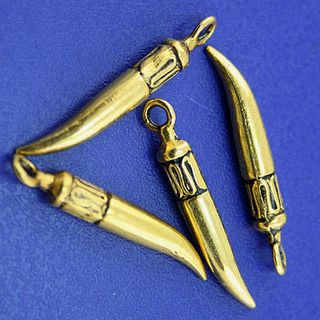 lote 43 Colgantes diseño colmillo oro envejecido