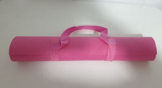 Esterilla de yoga rosa con asas