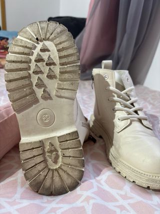 Botas color crema con cordones