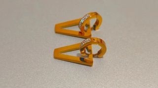 Orecchini in acciaio dorato con strass