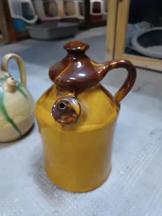 Jarrón/vasija de cerámica marrón y amarillo