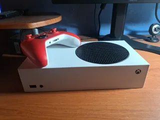 Xbox Series S con controller rosso
