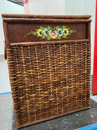 Baúl de mimbre con tapa decorada