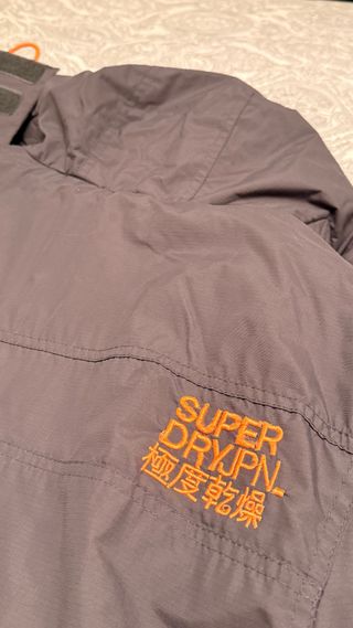 Chaqueta Superdry gris y naranja