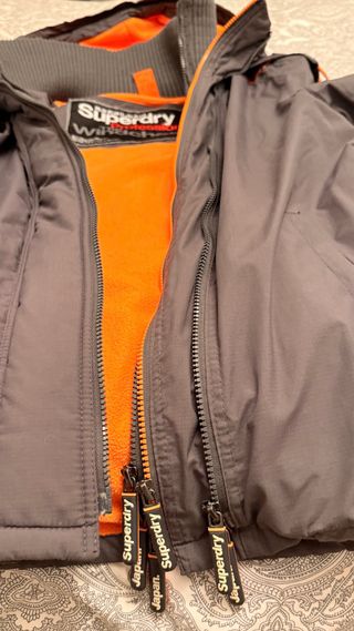 Chaqueta Superdry gris y naranja