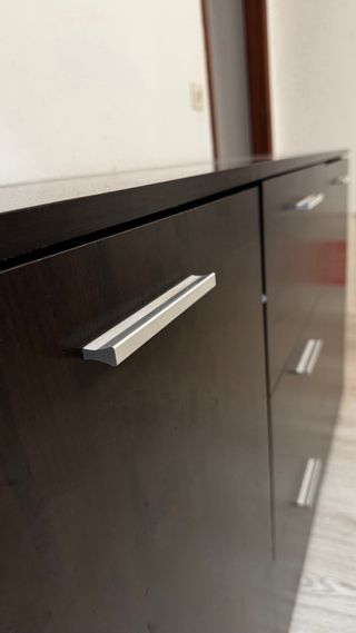 Cómoda moderna negra con tiradores plateados