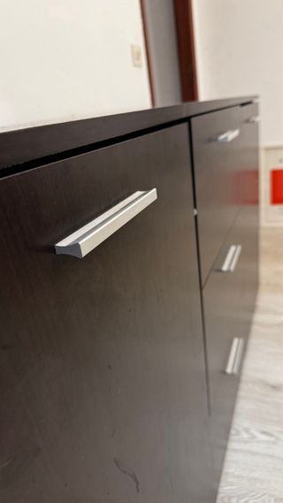 Cómoda moderna negra con tiradores plateados