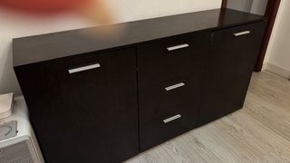 Cómoda moderna negra con tiradores plateados