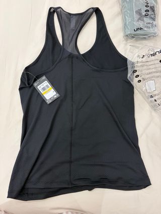 Camiseta tirantes Under Armour con etiqueta