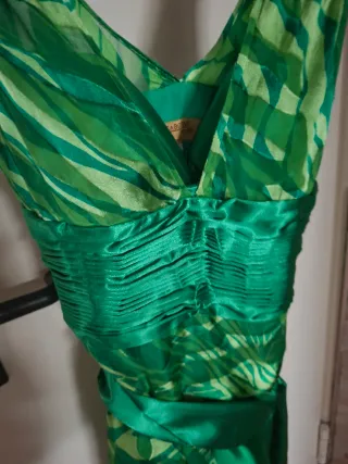 Vestido seda verde midi con vuelo