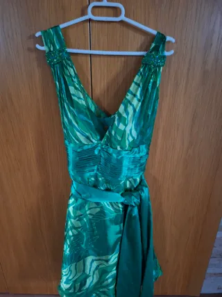 Vestido seda verde midi con vuelo