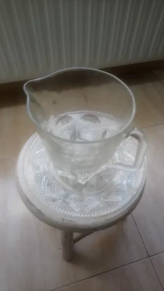 Jarra de cristal antigua y plato.