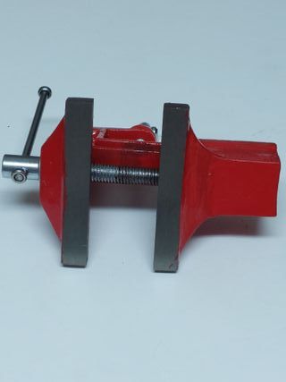 Tornillo de banco para manualidades.